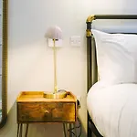 One Bedroom In Gloucester Road North