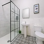 One Bedroom In Gloucester Road North Appartement