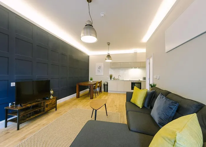 One Bedroom In Gloucester Road North Apartman