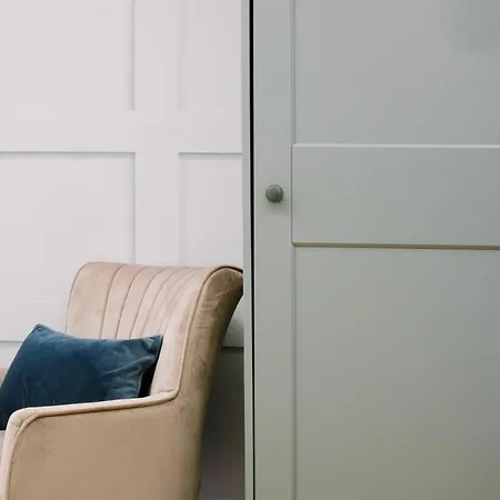 One Bedroom In Gloucester Road North