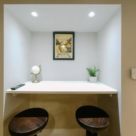 One Bedroom In Gloucester Road North *