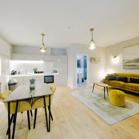 One Bedroom In Gloucester Road North Apartment *