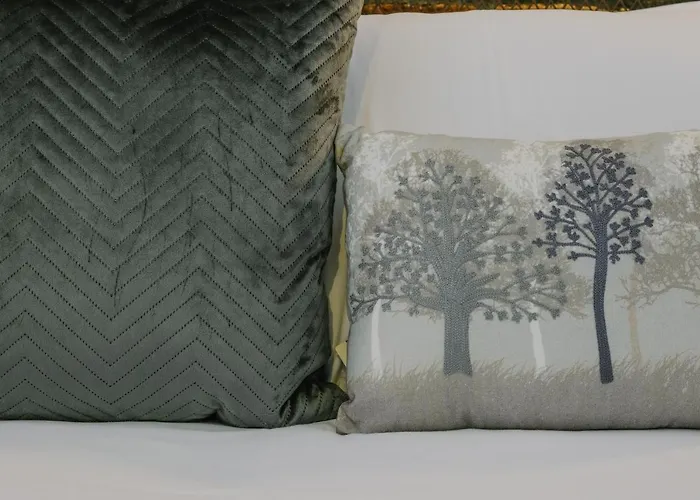 One Bedroom In Gloucester Road North Apartment *