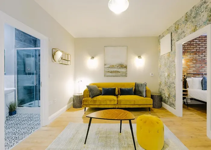 One Bedroom In Gloucester Road North Apartment