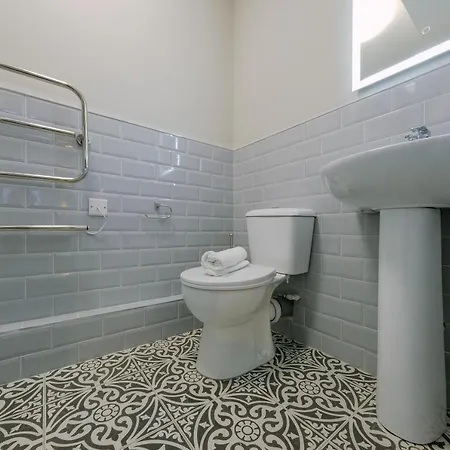 One Bedroom In Gloucester Road North *