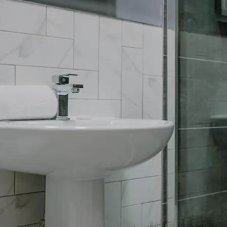 Daire One Bedroom In Gloucester Road North *